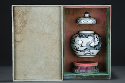 An Exquisite Blue and White Dragon Pattern Jar