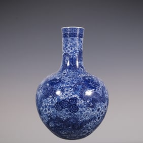 An Exquisite Blue and White Flower Pattern Dragon Pattern Vase