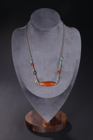 An Exquisite Agate Painted Gold Necklace