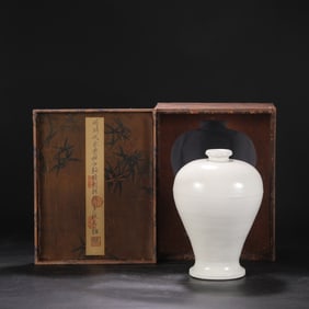 An Exquisite Sweet white glaze Vase