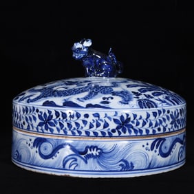 An Exquisite Blue and White Lotus Pattern Auspicious Beast Pattern Box