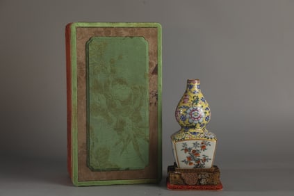 An Exquisite Famille-Rose Flower and Fruit Pattern Gourd-Shaped Vase