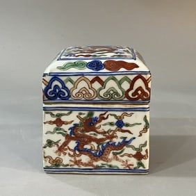 An Exquisite Wucai Dragon Pattern Box