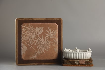 An Exquisite Sweet white glaze Brush Washer