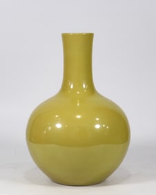 An Exquisite Yellow Glazed Vase