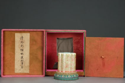 An Exquisite Famille-Rose Lotus Pattern Brush Pot