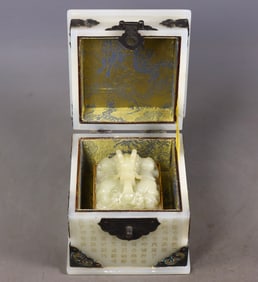 An Exquisite White Jade Cover with Gold Auspicious Beast Seal