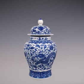 An Exquisite Blue and White Lotus Pattern Dragon Pattern Jar