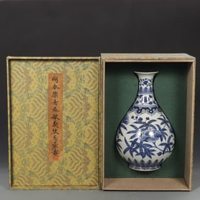 An Exquisite Blue and White Lotus Pattern Flower Pattern Vase