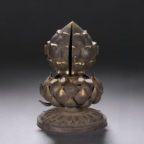 An Exquisite Silver Lotus-Shaped Box