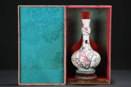 An Exquisite Famille-Rose Painted Gold Flower and Butterfly Pattern Vase