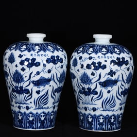 An Exquisite Blue and White Fish and Lotus Pattern Vase