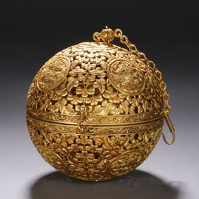 An Exquisite Gilt Bronze Lotus Pattern Ornament