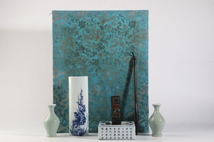 A Exquisite Blue and White Flower and Bird Pattern Vase