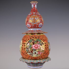 An Exquisite Famille-Rose Ruby Red-Glazed Lotus Pattern Flower Pattern Gourd-Shaped Vase