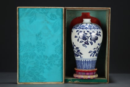 An Exquisite Blue and White Flower and Fruit Pattern Vase