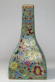 An Exquisite Enamel Flower Pattern Vase