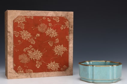 An Exquisite Ru yao Sky Blue Glazed Cover with Gold Water Pot