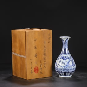 An Exquisite Blue and White Auspicious Cloud and Dragon Pattern Vase