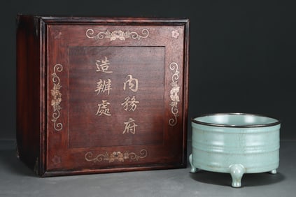 An Exquisite Ru yao Cover with Silver Tripod Jar,With an Imperial Poem by Emperor Qianlong