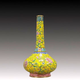 An Exquisite Painted Enamel Flower Pattern Vase