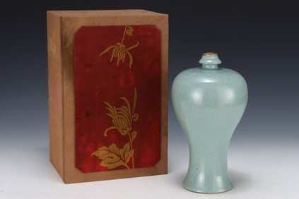An Exquisite Ru yao Cover with Gold Vase,With an Imperial Poem by Emperor Qianlong