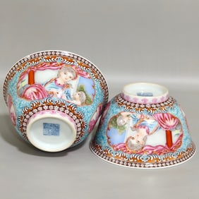 A Pair of Exquisite Famille-Rose Figure Pattern Bowls