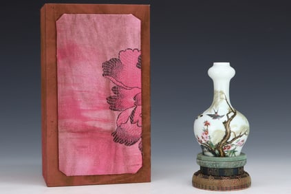 An Exquisite Enamel Flower and Bird Pattern Vase,With Poem