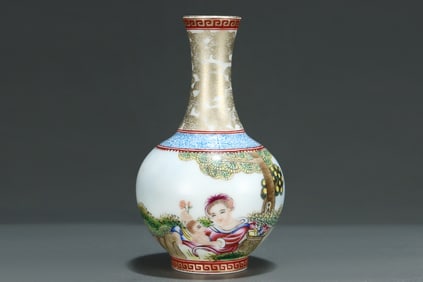 An Exquisite Enamel Painted Gold Figure Pattern Vase