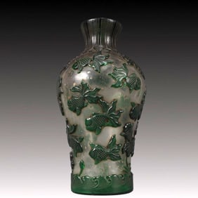 A Precious Coloured glaze Green Glazed Fish Pattern Vase