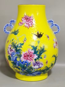 An Exquisite Yellow Glazed Famille-Rose Painted Gold Flower and Butterfly Pattern Vase,With Poem