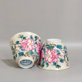 A Pair of Exquisite Famille-Rose Painted Gold Peony Pattern Cups