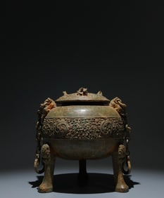 An Archaic Bronze Feather Pattern Tripod Food Vessel,With Inscription