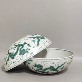A Pair of Exquisite Green Color Auspicious Cloud and Dragon Pattern Bowls