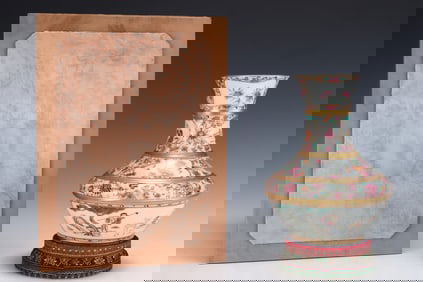 An Exquisite Famille-Rose Painted Gold Flower and Figure Pattern Vase