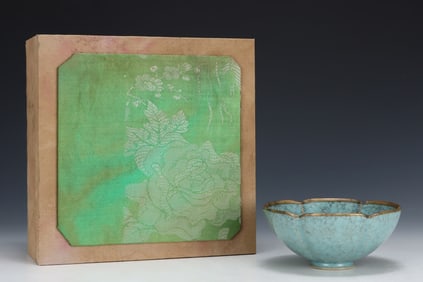 An Exquisite Ru yao Sky Blue Glazed Cover with Gold Bowl