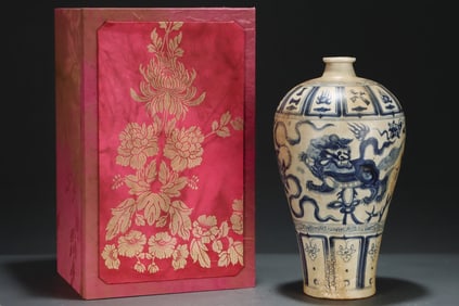 A Exquisite Blue and White Lion Pattern Vase