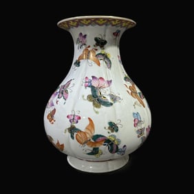 A Exquisite Famille-Rose Butterfly Pattern Plate