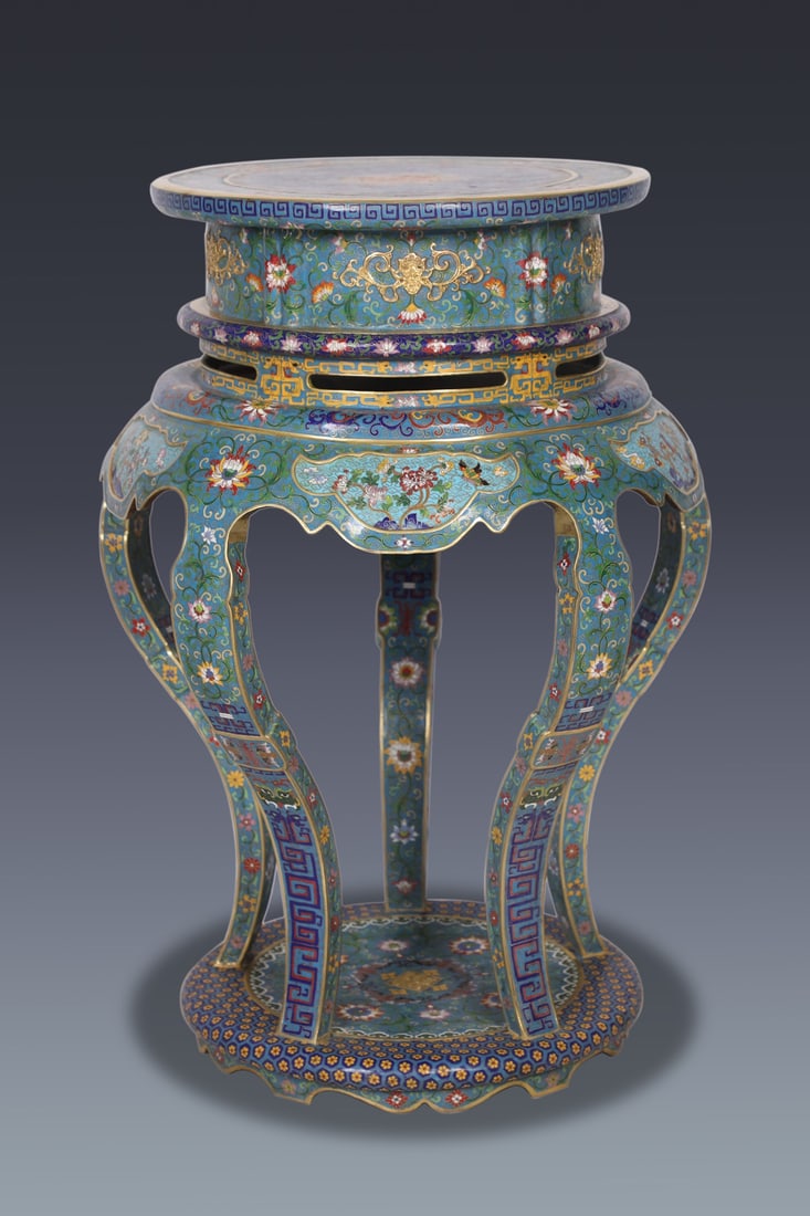 A Exquisite Bronze Cloisonne Table: A Exquisite Bronze Cloisonne Table,Qing Dynasty, China,Qianlong Six-character Mark,Size:27.6inx15.2in,Weight:36300g 铜胎景泰蓝掐丝珐琅香