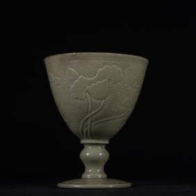 A Exquisite Yue yao Celadon Relief Lotus Pattern Cup