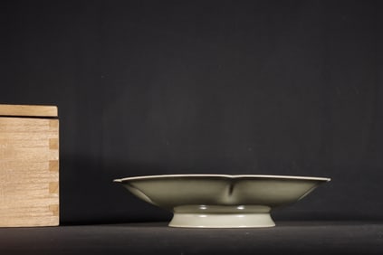 A Exquisite Yue yao Celadon Flower Pattern Plate