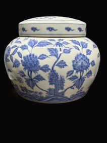 A Exquisite Blue and White Flower Pattern Jar