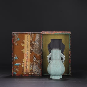 A Exquisite Guan yao Celadon Glzed ice Crackle Pattern Elephant-Ears Vase, with an Imperial Poem by