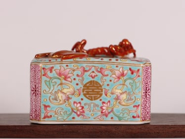 A Exquisite Green Ground Famille-Rose Bat and Dragon Pattern Brush Washer