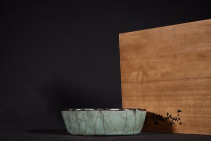 A Exquisite Guan yao Celadon Glzed ice Crackle Pattern Brush Washer