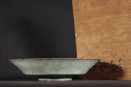 A Exquisite Guan yao Celadon Glzed ice Crackle Pattern Plate