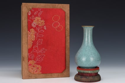 A Exquisite Ru yao ice Crackle Pattern Vase