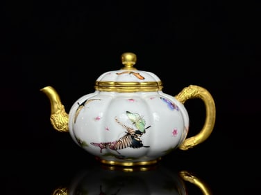 A Exquisite Famille-Rose Painted Gold Flower and Bird Pattern Ewer