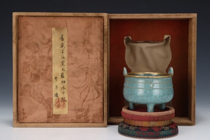 A Exquisite Ru yao ice Crackle Pattern Censer, with poem