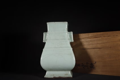A Exquisite Guan yao Celadon Glzed Vase